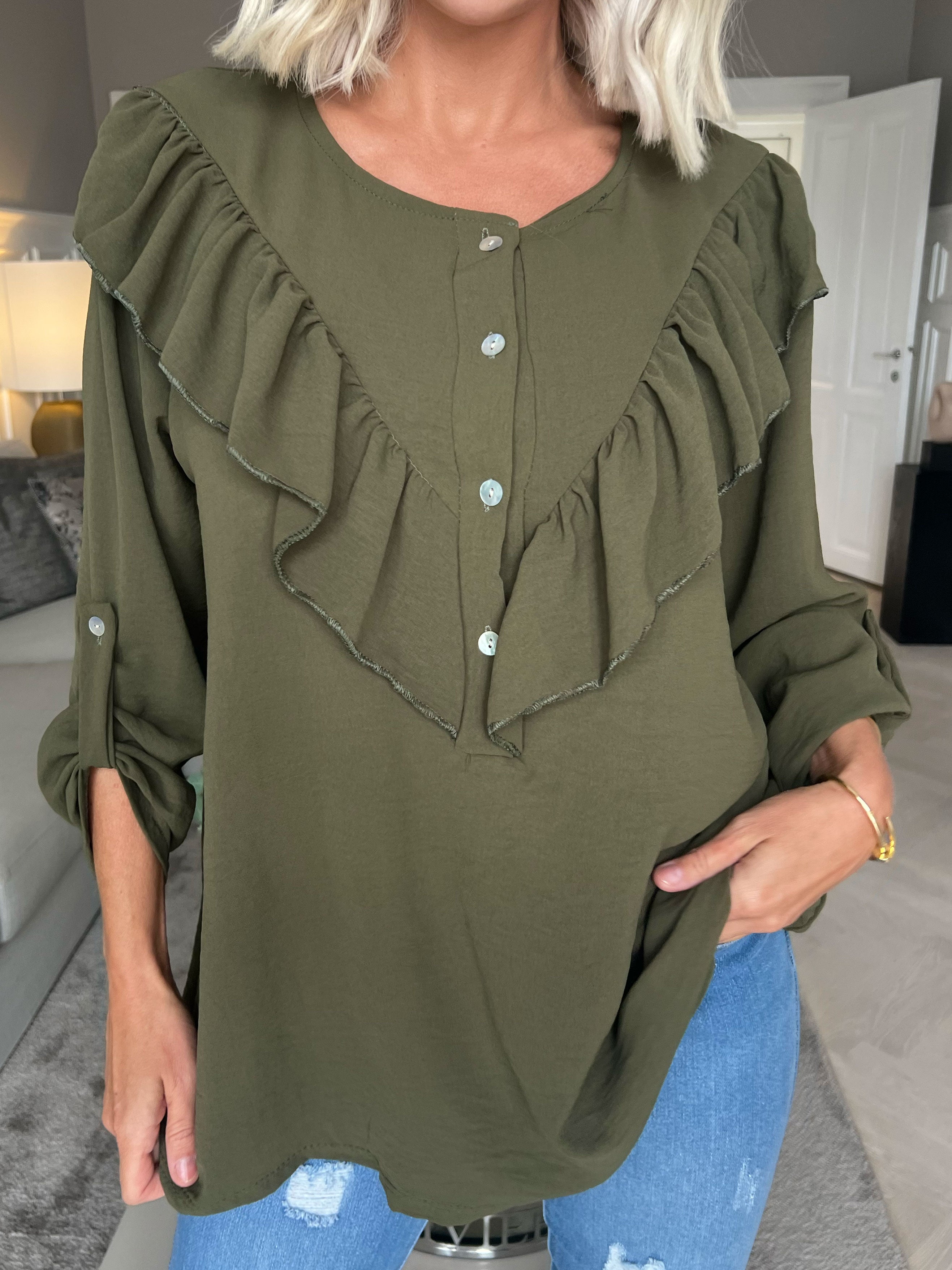 Nicola - Sød bluse med flæser og knapper